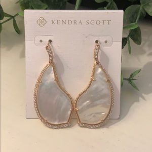 Kendra Scott tulip drop earrings